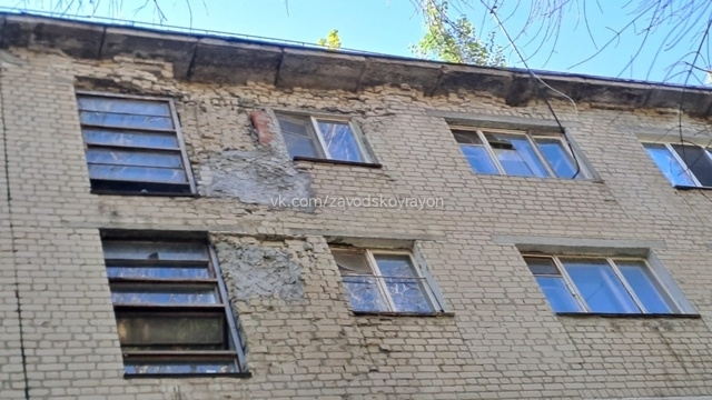 В Саратове жители аварийной пятиэтажки боятся находиться в собственном доме